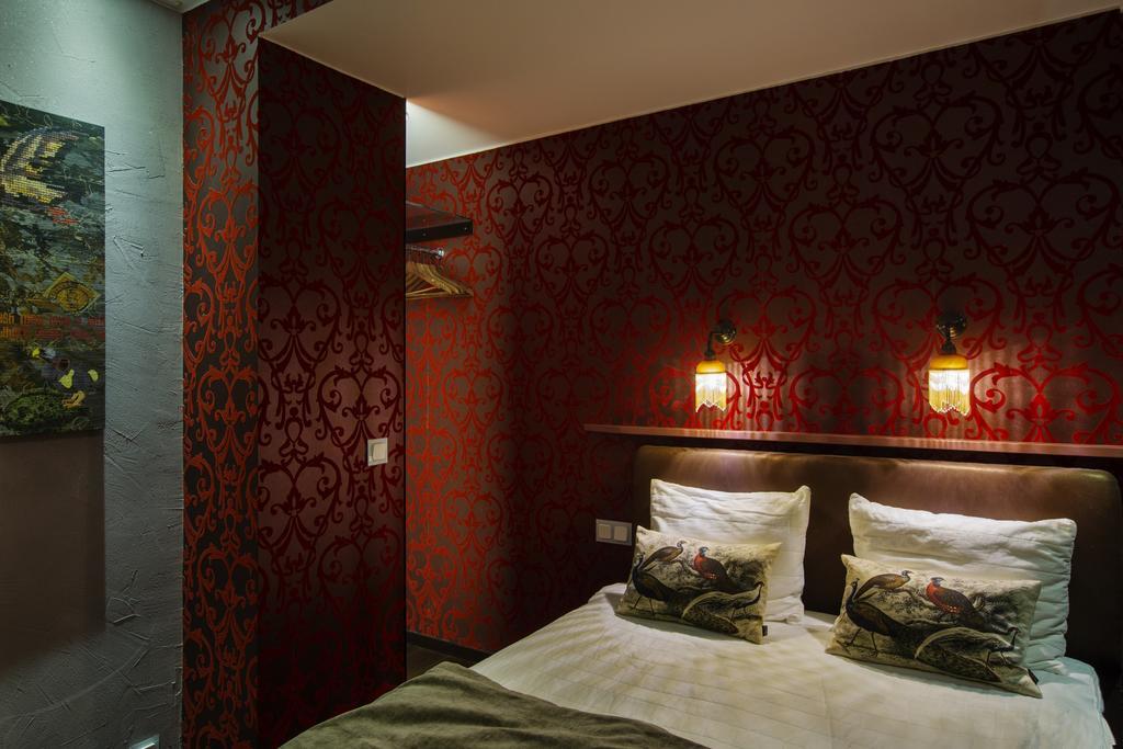 Chambre Lit Queen-Size avec Salle de Bains Privative (Sans Fenêtre)