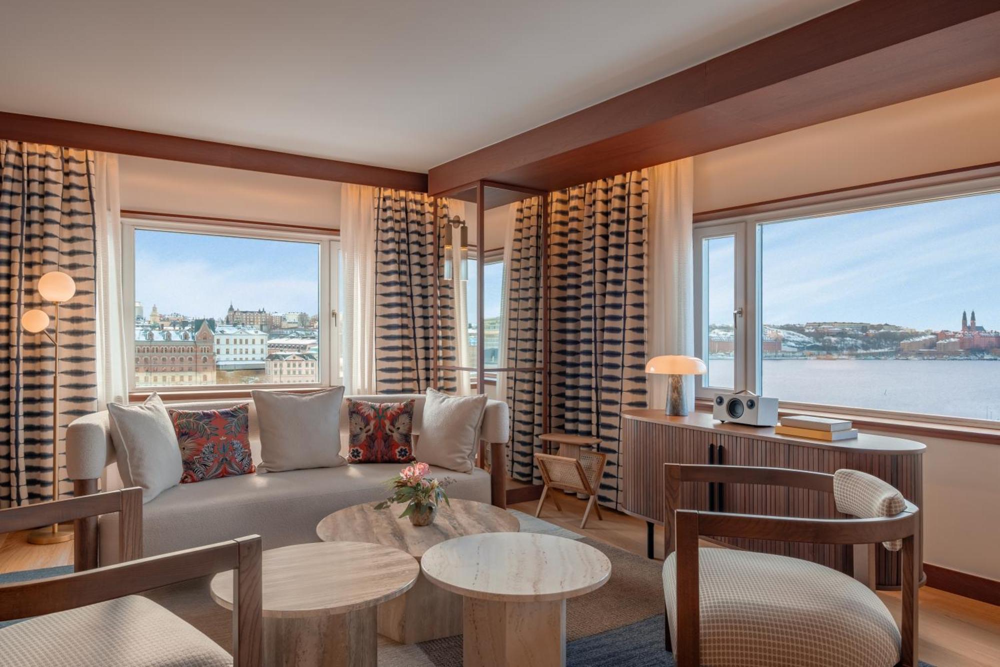 Presidential King Suite with Lake View - Club Lounge Access